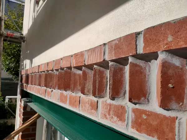 Detail de la modenature en briques rouges