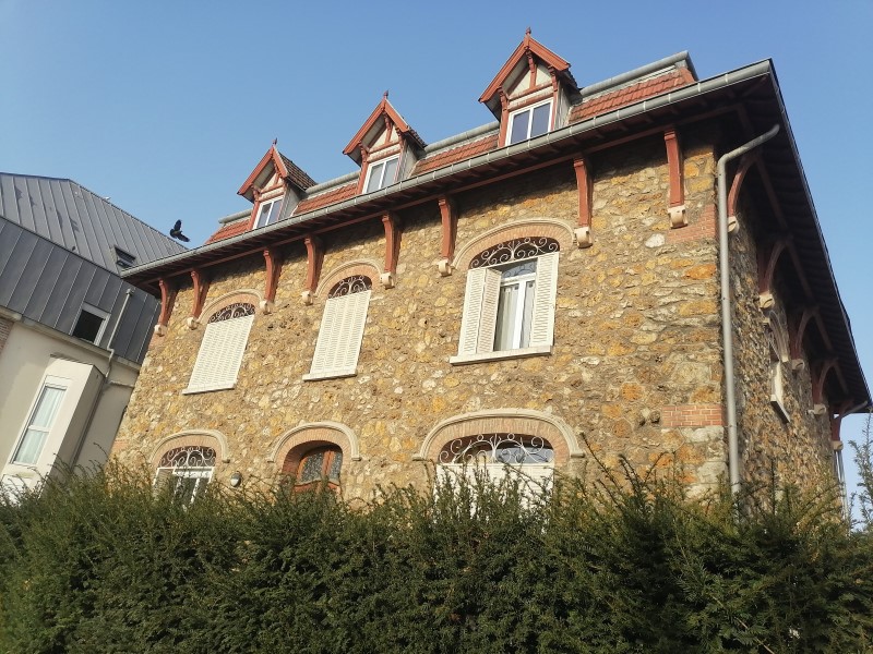 Entreprise de rénovation de façade à Paris et en Île-de-France Ravalement meulière : façade en pierre meulière