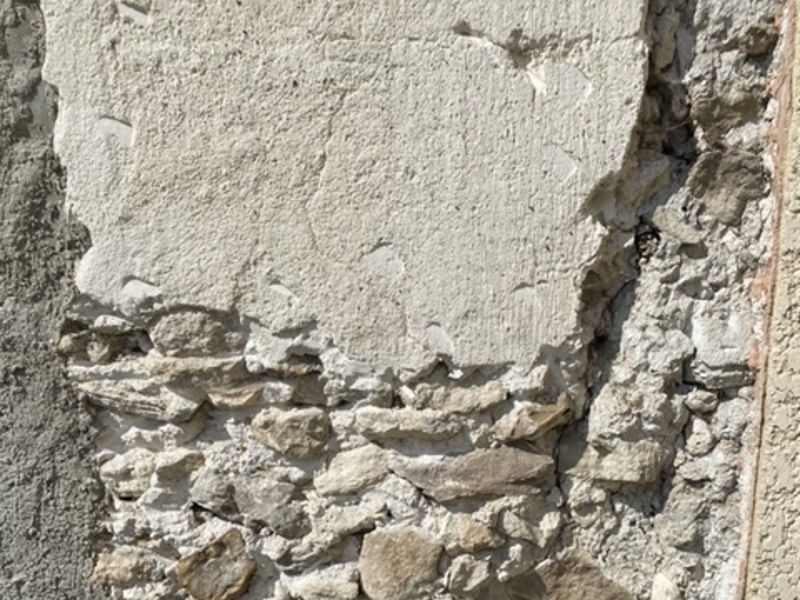 Entreprise de rénovation de façade à Paris et en Île-de-France Piochage d'une façade ancienne