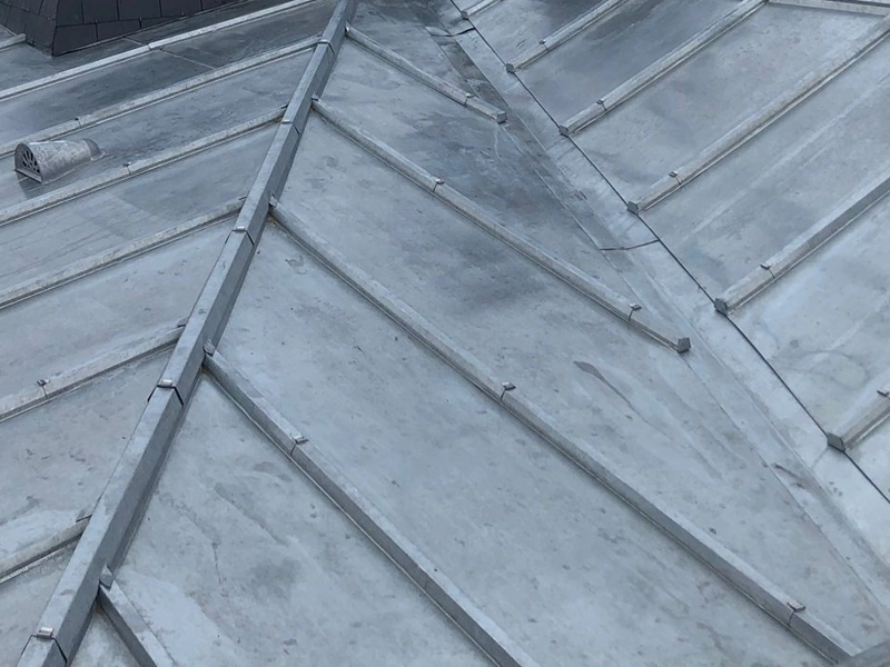 Couvreur zingueur à Paris et en Île-de-France Toiture zinc à tasseaux