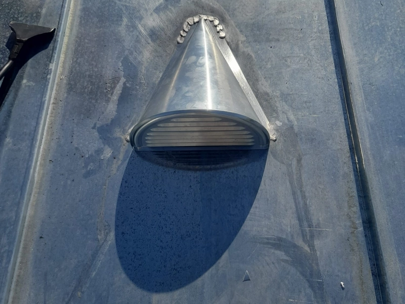 Finitions d'une couverture en zinc joint debout