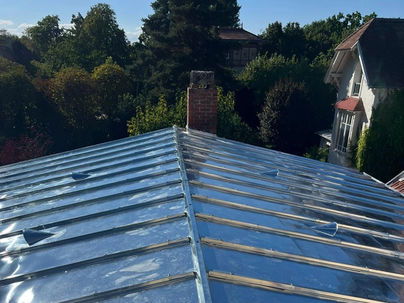Couvreur zingueur à Paris et en Île-de-France Etanchéité d'une toiture en zinc
