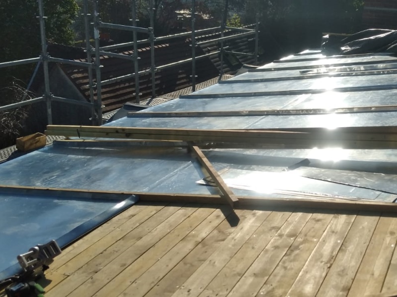Etanchéité d'un toit en zinc