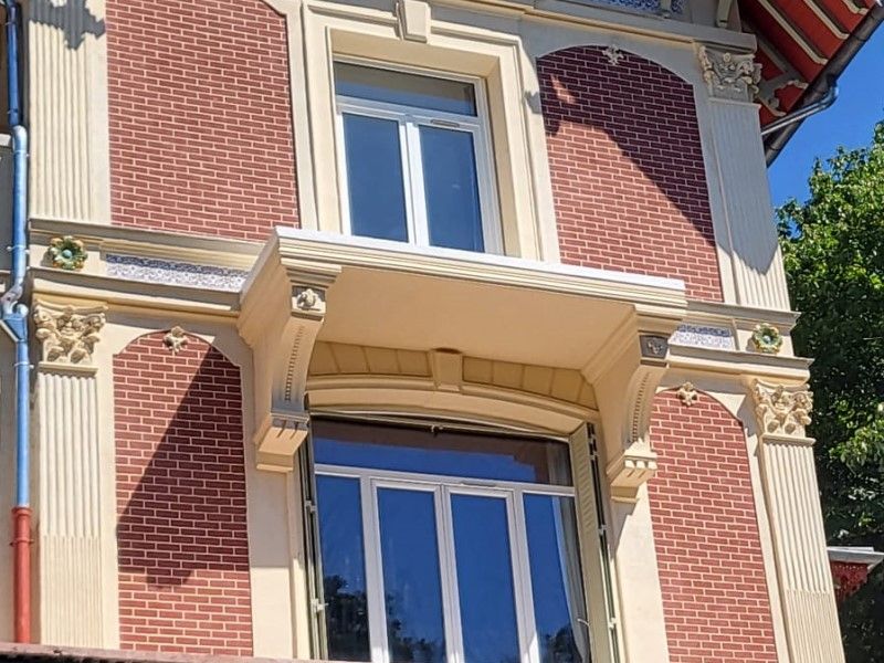 Enduit de façade stuc aspect briques et pierre de taille