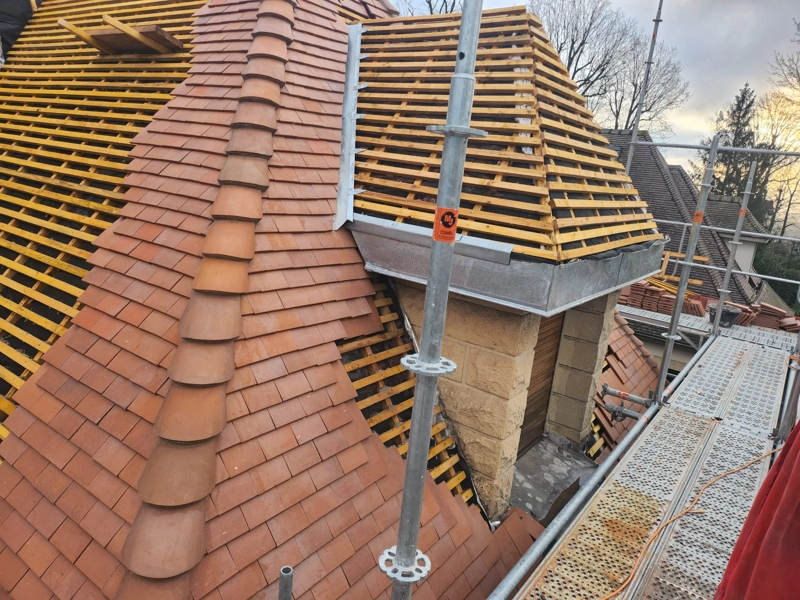Rénovation de toiture en tuiles à Paris et en Île-de-France Toiture en tuiles plates