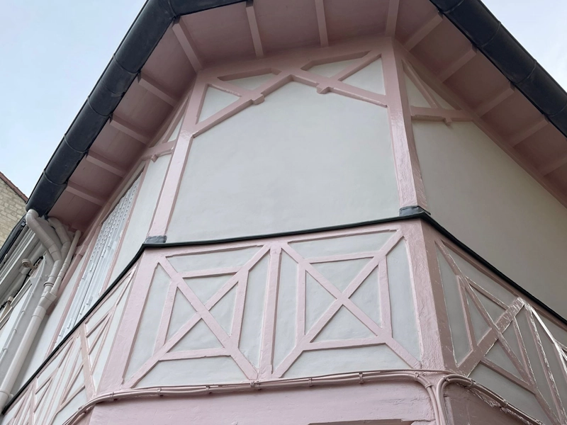 Enduit isolant extérieur sur maison ancienne.