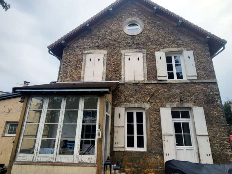 Ravalement d'une façade en pierre apparente. 