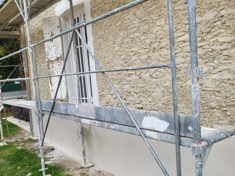 Rénovation d'une façade en pierres apparentes. 