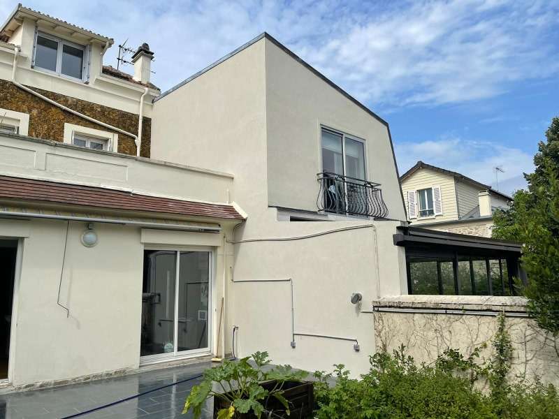Ravalement d'une maison : le guide complet Ravalement d'une façade de maison moderne