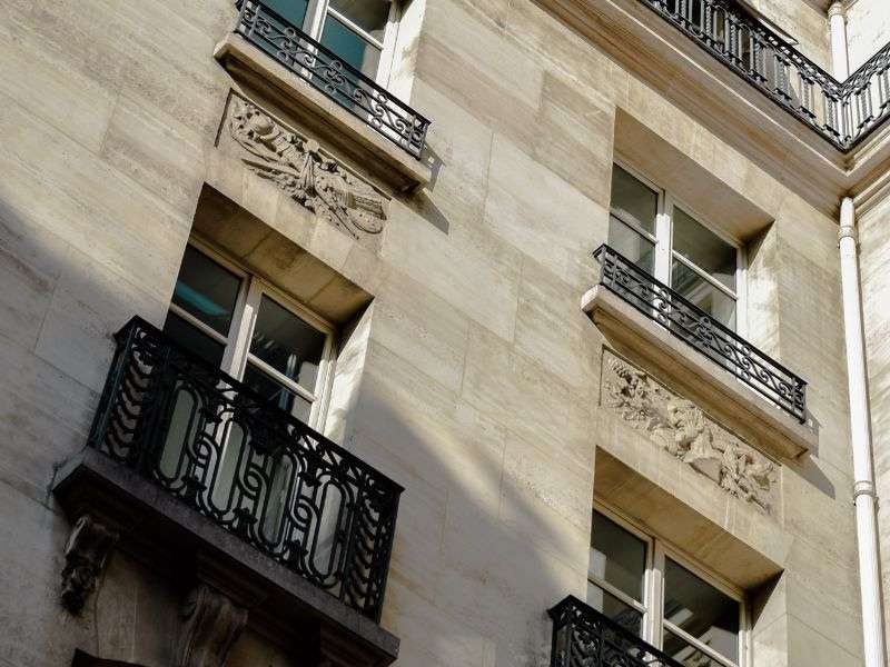 Modénature de façade à Paris et en Île-de-France Appui de fenêtre en fer forgé