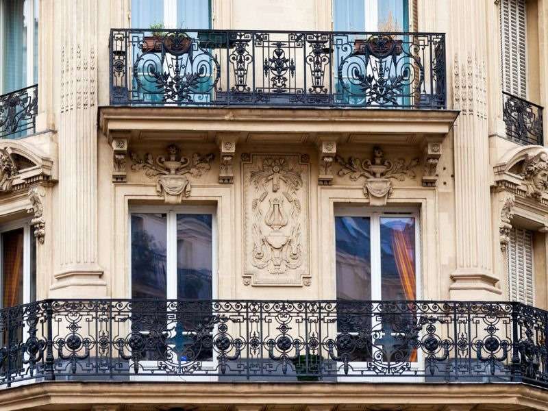 Modénature de façade à Paris et en Île-de-France Balustrade en fer forgé