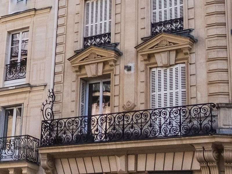 Modénature de façade à Paris et en Île-de-France Grille de balcon en fer forgé