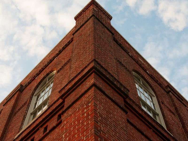 Ravalement d'une façade en brique. 