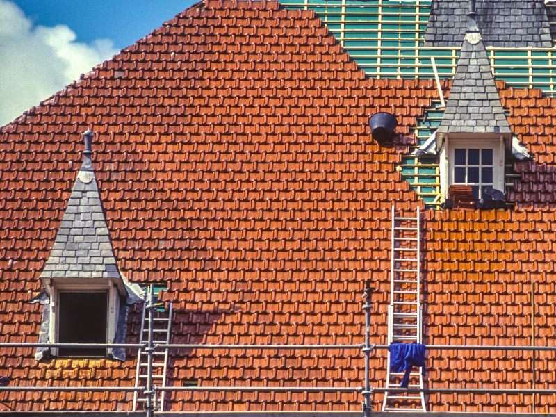 Réfection de toiture à Paris et en Île-de-France Quel prix pour refaire une toiture de 100 m2 ?