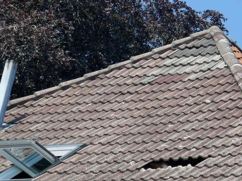 Réparation d'une toiture par un couvreur