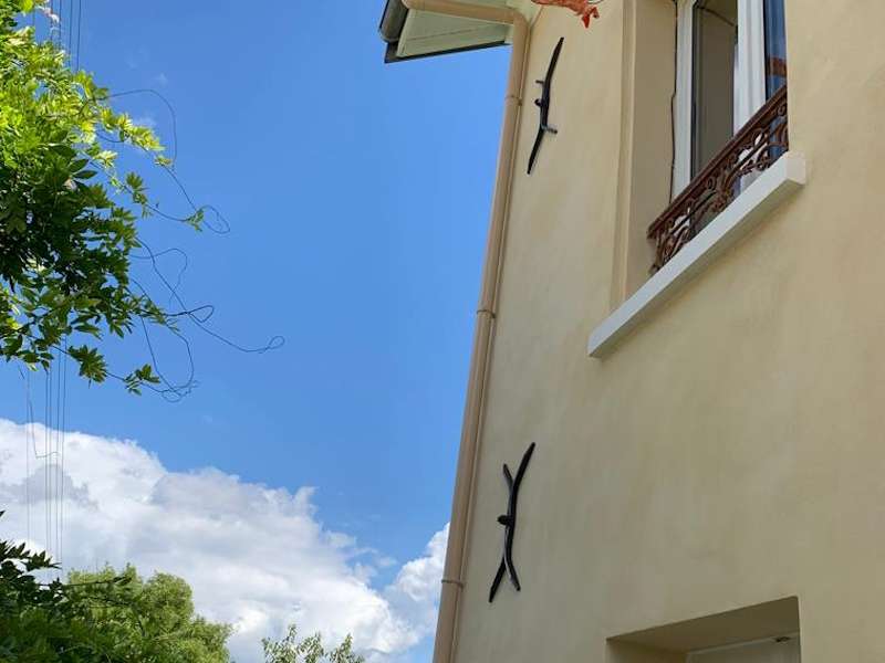 Consolidation d'une façade : quels types de travaux ? Clé de tirant (croix de chaînage)