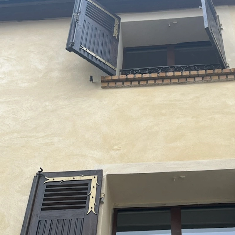 Enduit de façade gratté