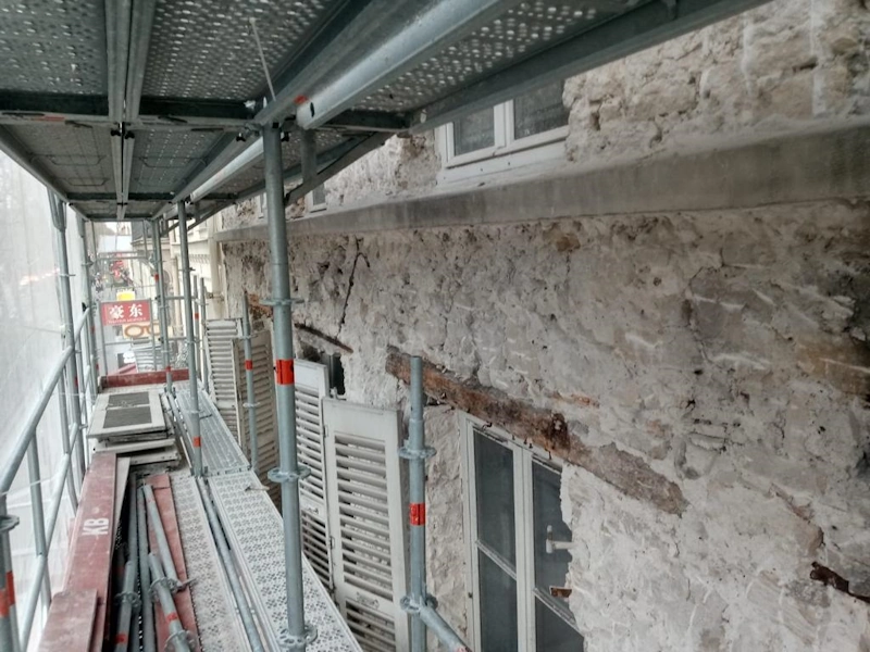 Piquage de facade immeuble
