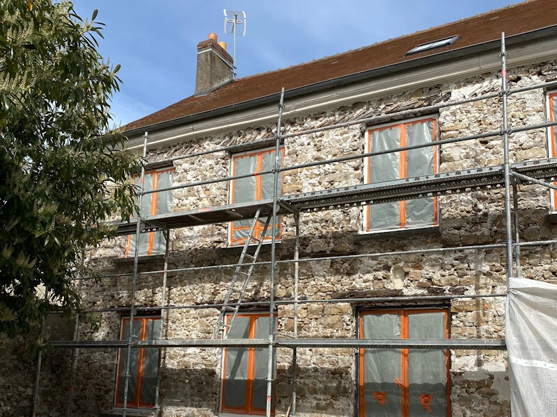 Piquage enduit de façade