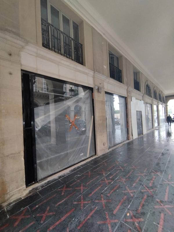 Renovation devanture pierre a paris 75001