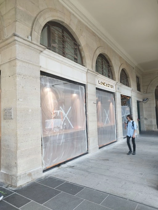 Vitrine lancaster paris