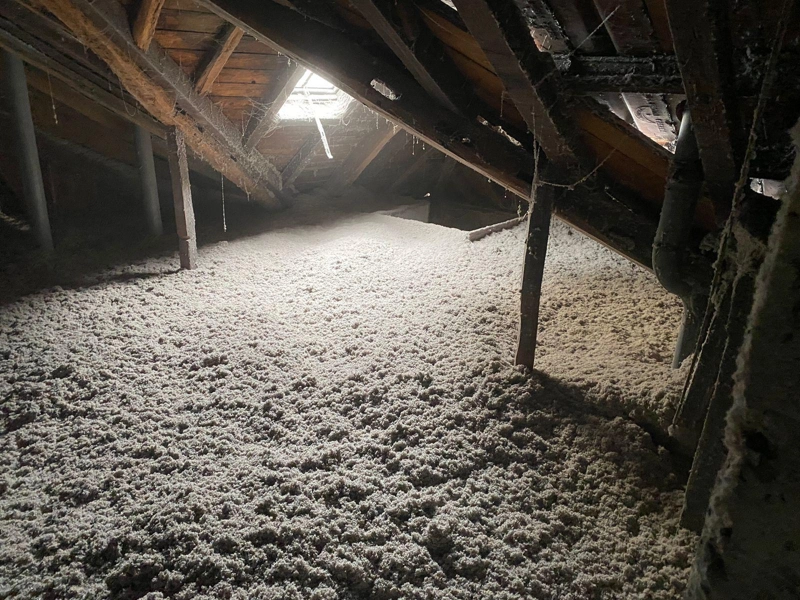 Isolation écologique de toiture : méthodes, matériaux et prix Ouate de cellulose