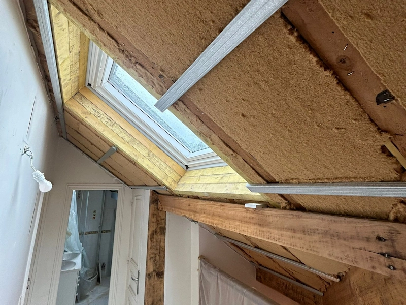 Isolation de toiture par l'intérieur ou l'extérieur : comment choisir ? Isolation par sarking