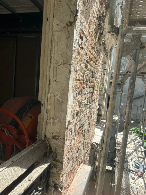 Piochage mur en briques