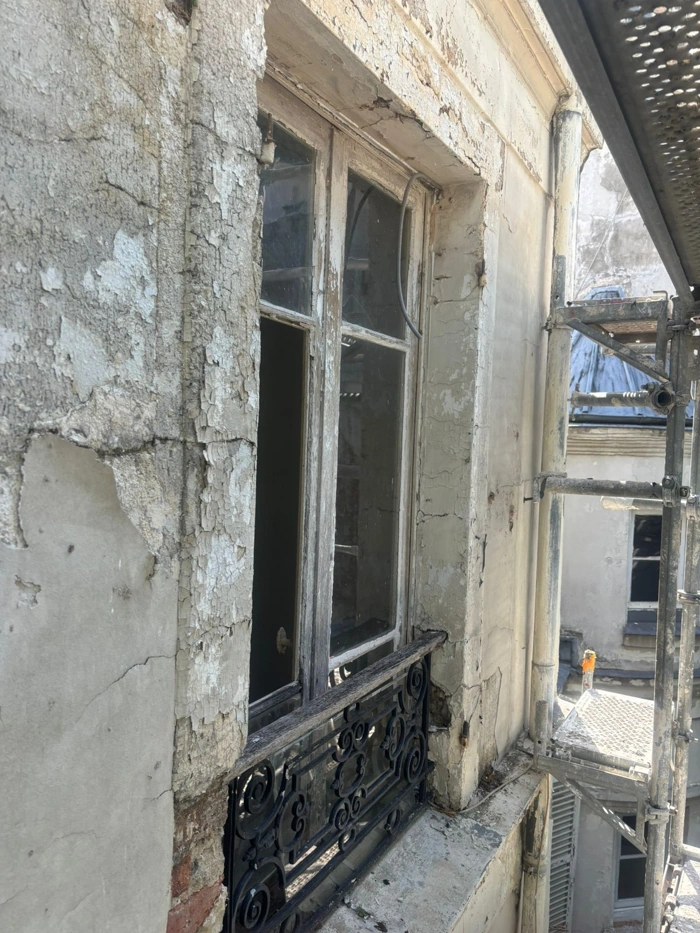 Piquage de facade ancienne 75