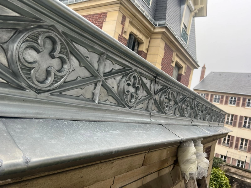 Couvreur zingueur à Paris et en Île-de-France Ornement en zinc pour toiture