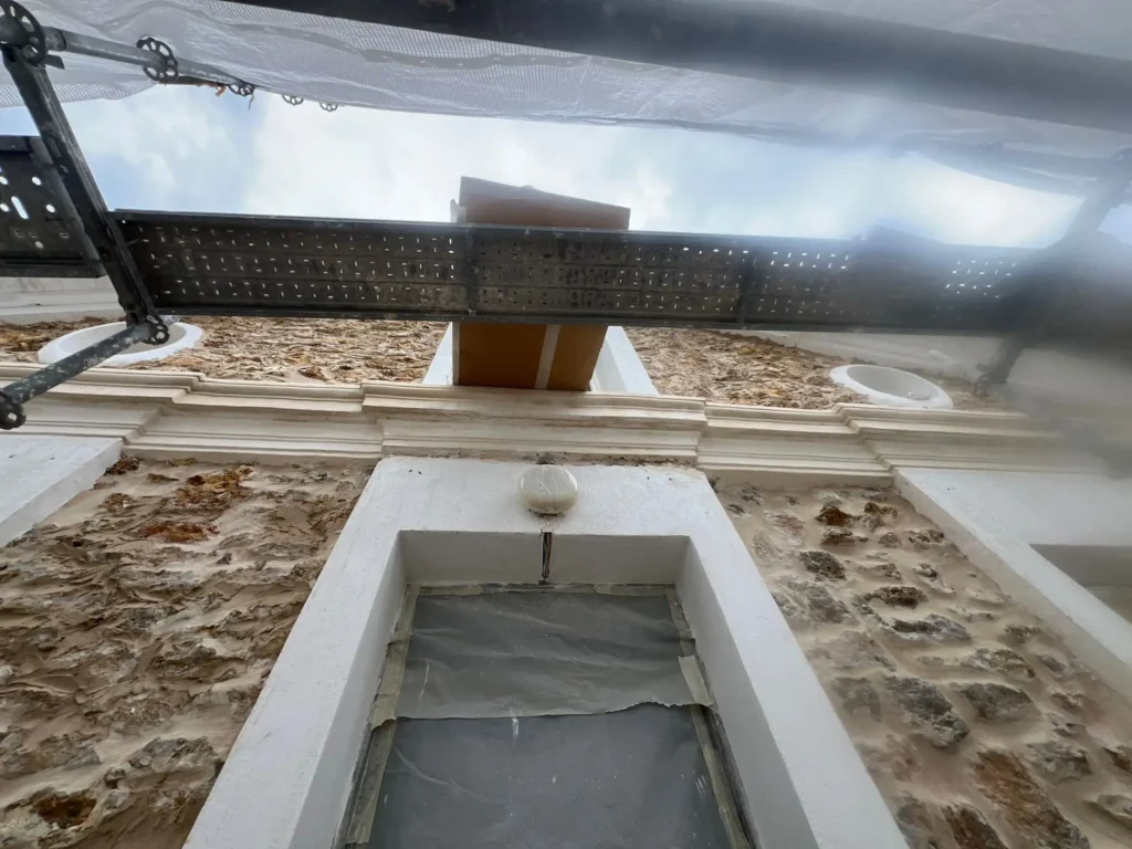 Batiment renove pierre 93110