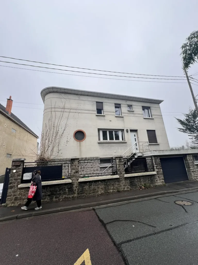Maison moderne avec façade unique.